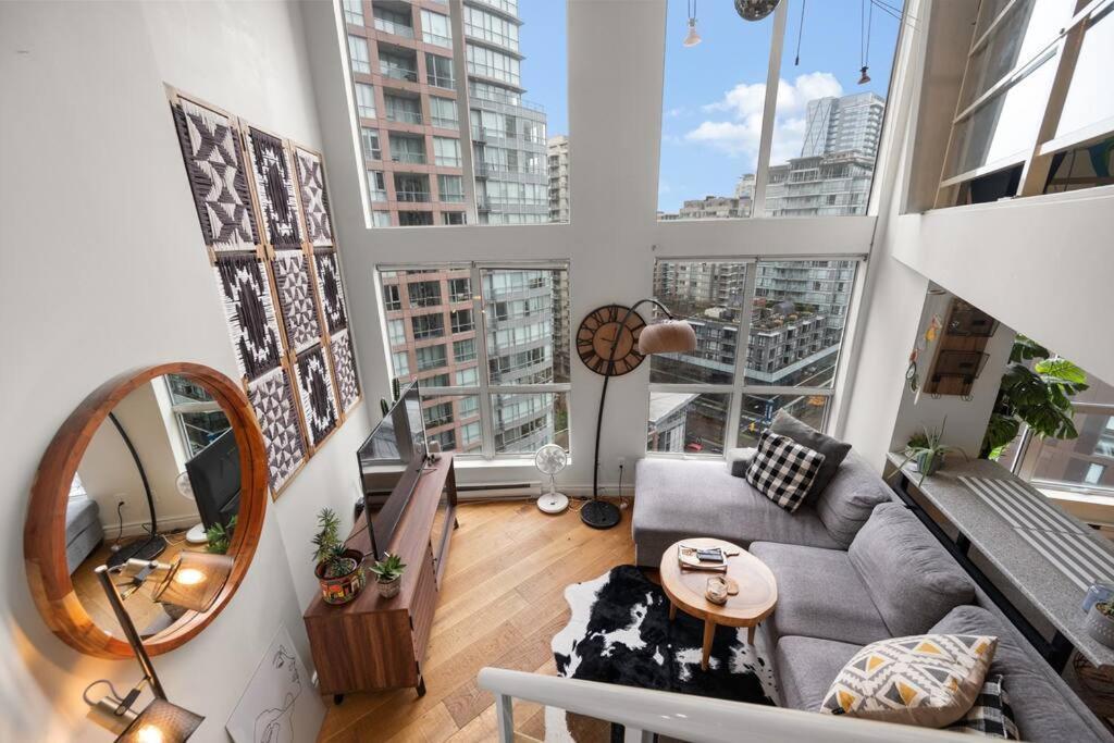 Appartamento Beautiful Downtown Loft With Full Kitchen Vancouver Esterno foto