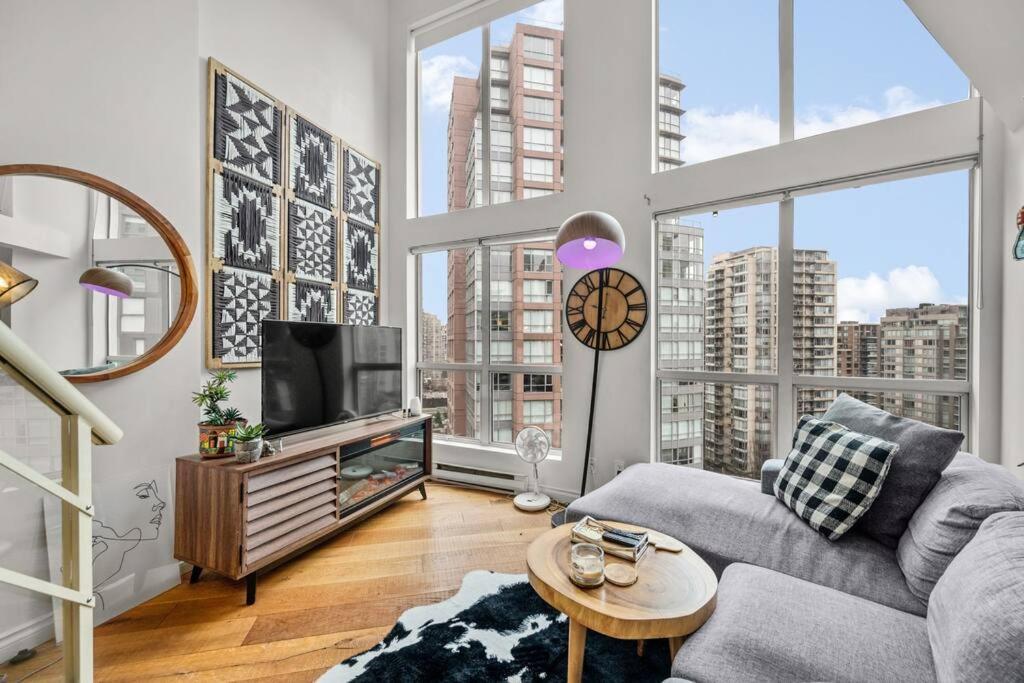 Appartamento Beautiful Downtown Loft With Full Kitchen Vancouver Esterno foto