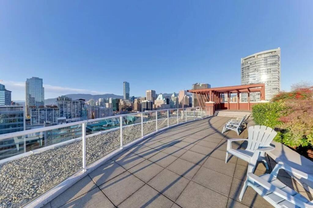 Appartamento Beautiful Downtown Loft With Full Kitchen Vancouver Esterno foto